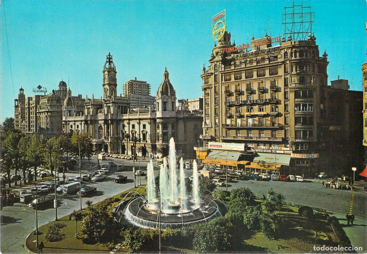 Postales: Postal de la Plaza del Caudillo en Valencia con Gran Fuente y Edificios - Foto 1