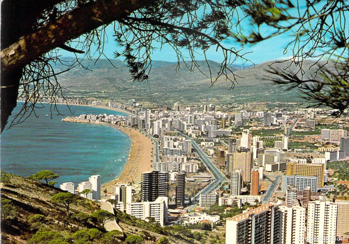 Postales: Postal de Vista General de Benidorm con Playa y Rascacielos