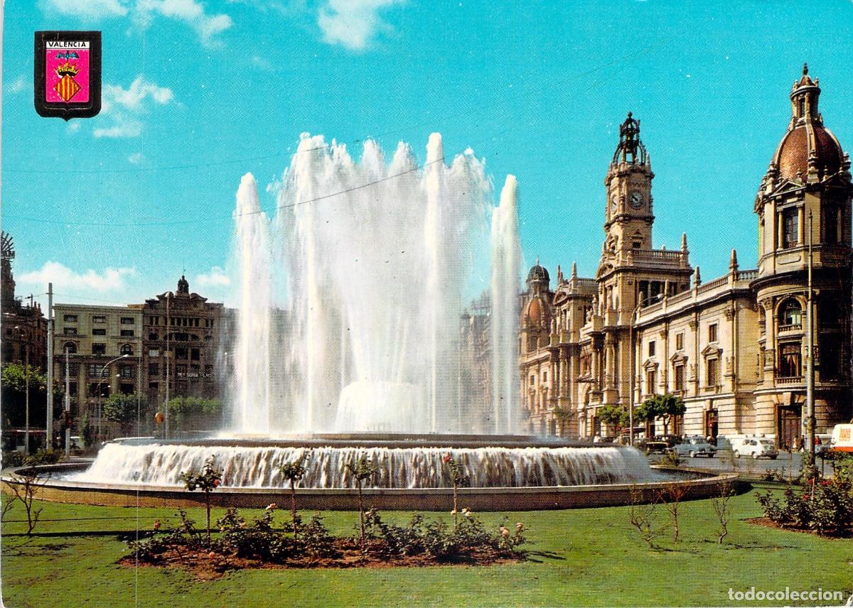 Postales: Postal de Valencia: Plaza del Caudillo y Ayuntamiento con Fuente