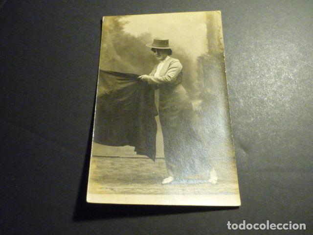 Cartoline: MUJER DISFRAZADA DE TORERA CON CAPOTE POSTAL FOTOGRAFICA