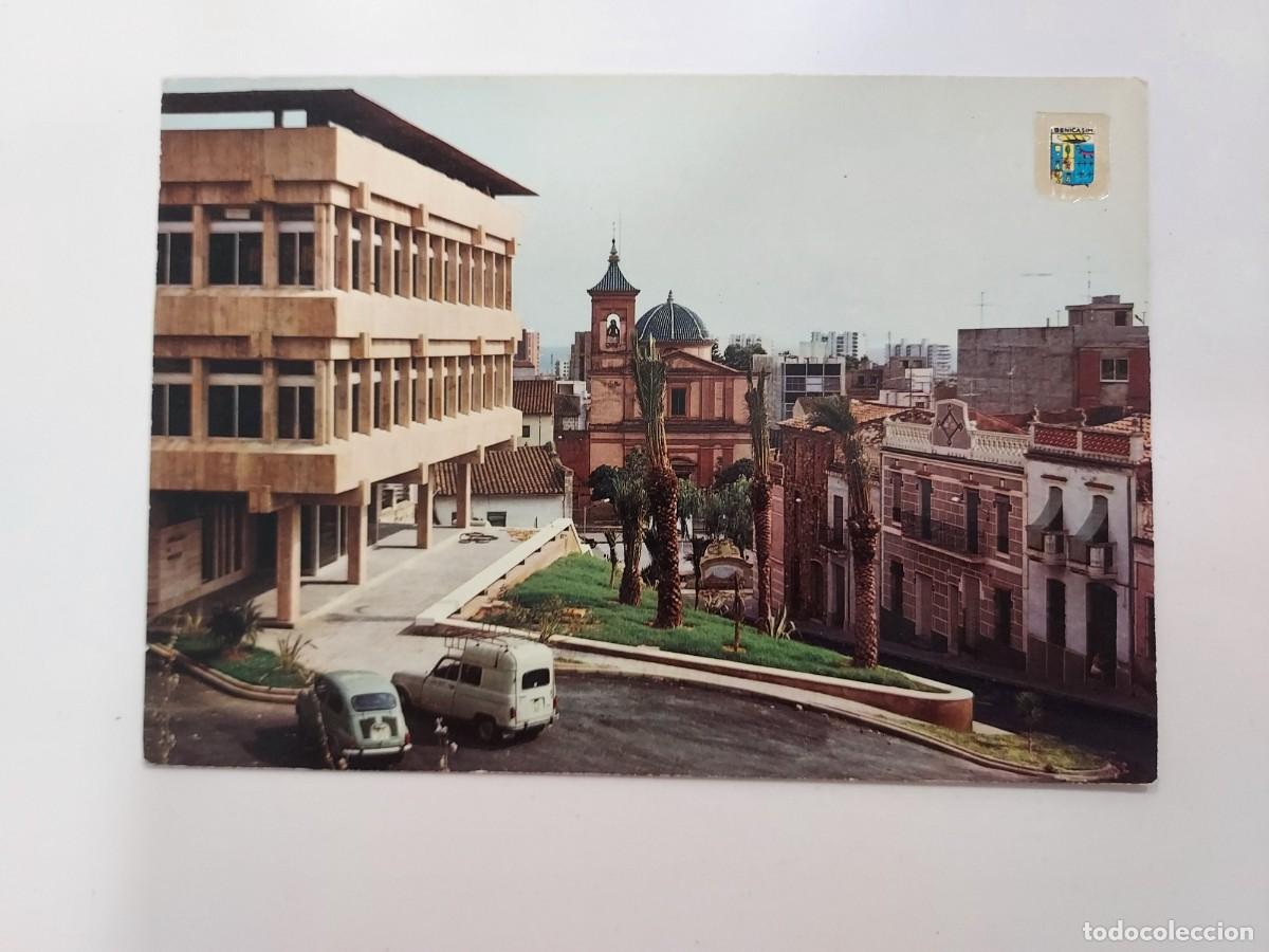 Postkarten: POSTAL BENICASIM AYUNTAMIENTO IGLESIA. 1976. SIN CIRCULAR. CASTELLON. SEAT 600 RENAULT 4 FURGONETA
