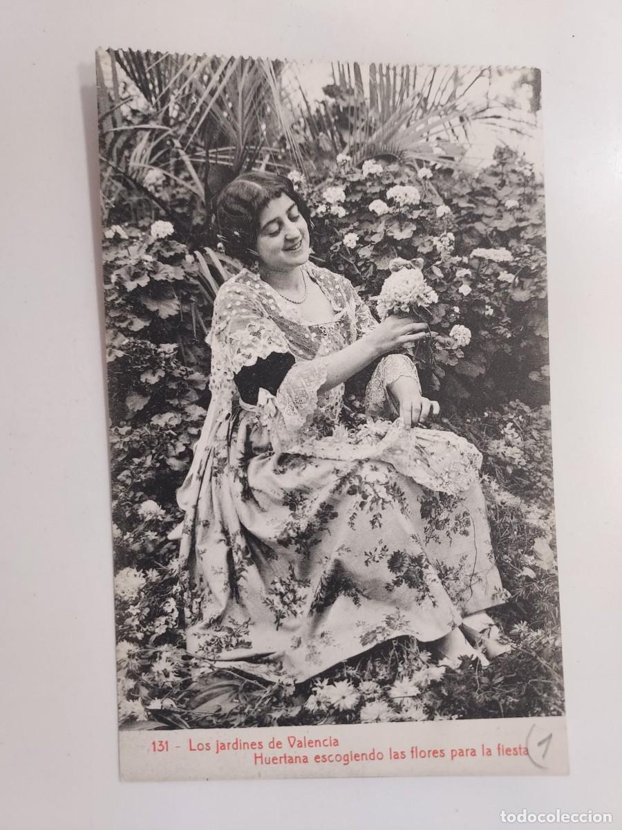 Postales: POSTAL VALENCIA LOS JARDINES DE VALENCIA HUERTANA ESCOGIENDO FLORES. SIN CIRCULAR. CA. 1923. THOMAS