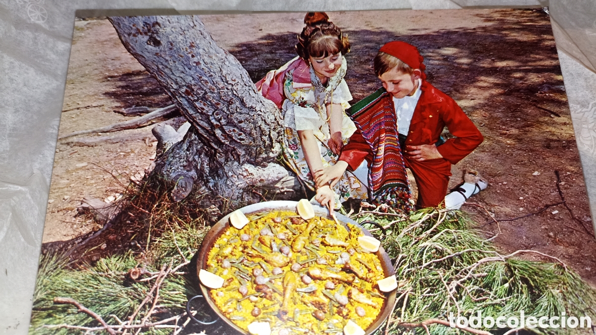 Postales: Valencia paella balenciaga los ni&ntilde;os con traje tradicional regional