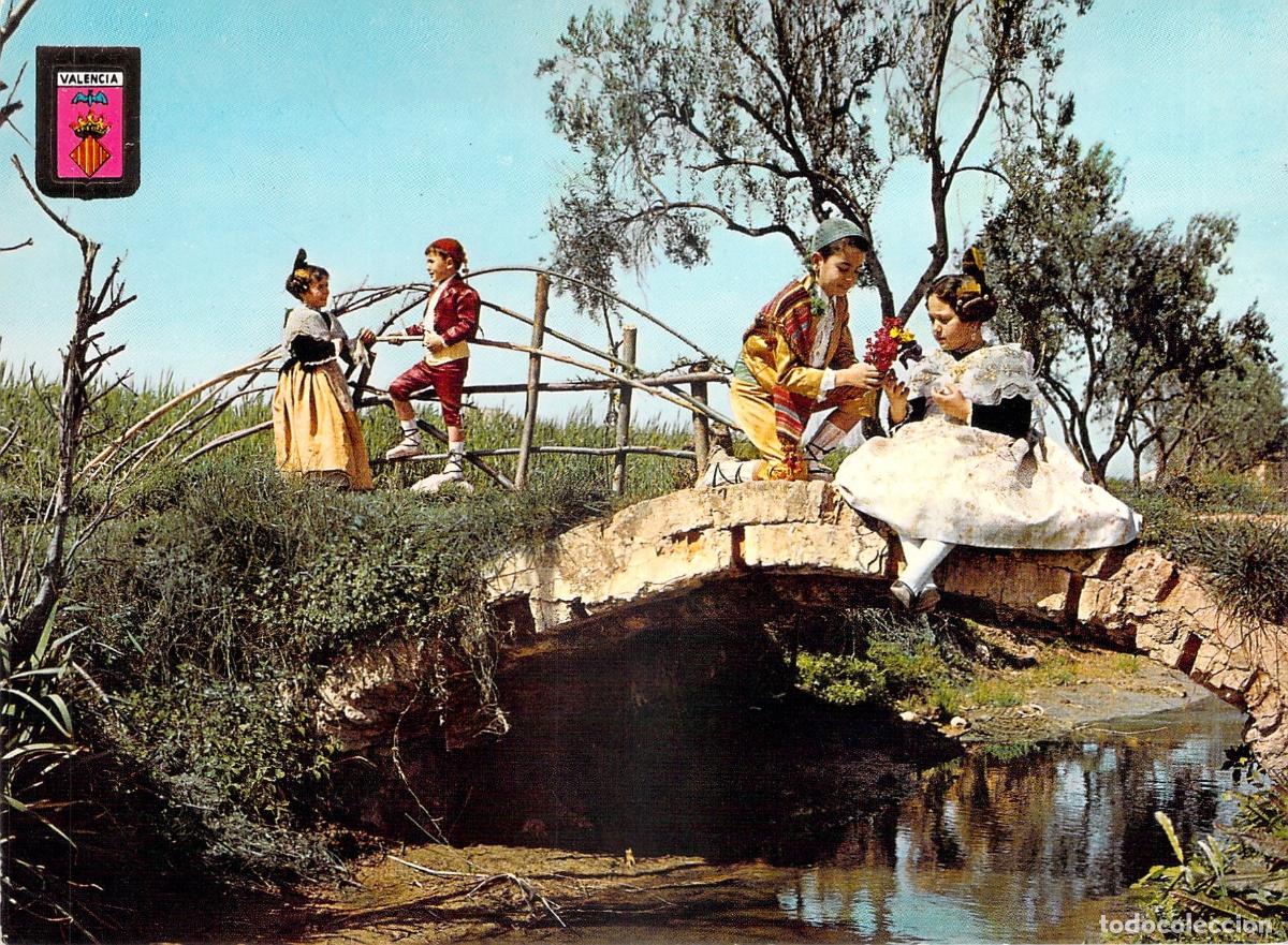Postales: Postal de ni&ntilde;os con trajes t&iacute;picos de Valencia