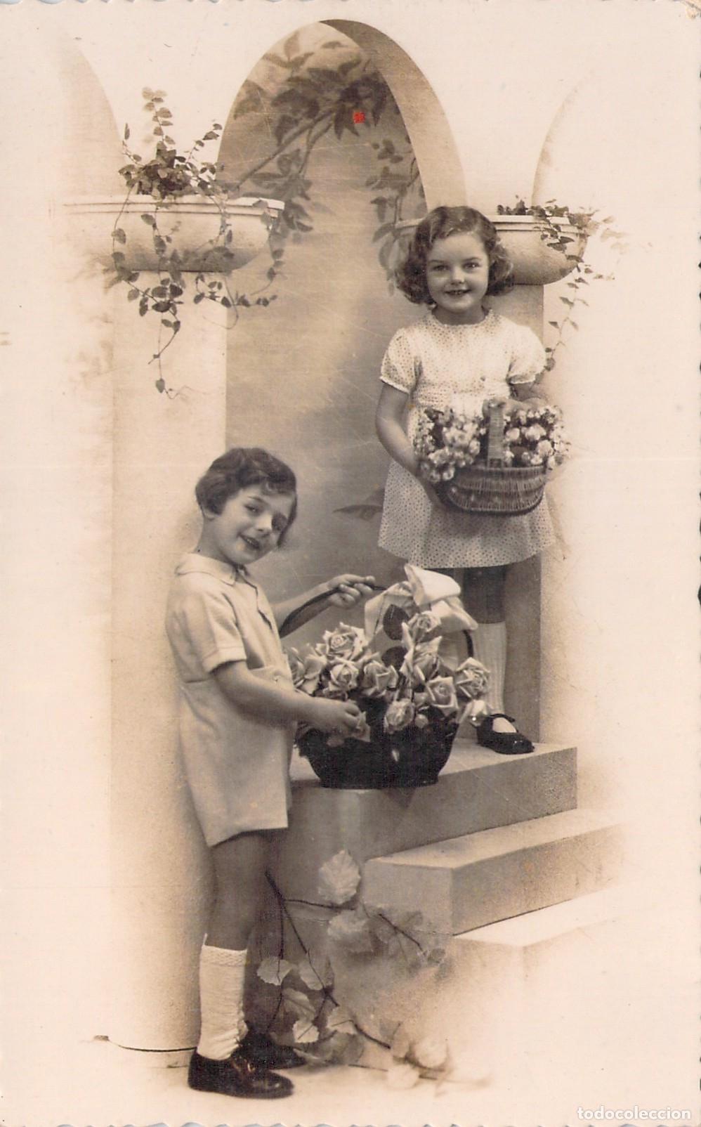 Postales: Postal de dos ni&ntilde;os con cestas de flores en estudio fotogr&aacute;fico