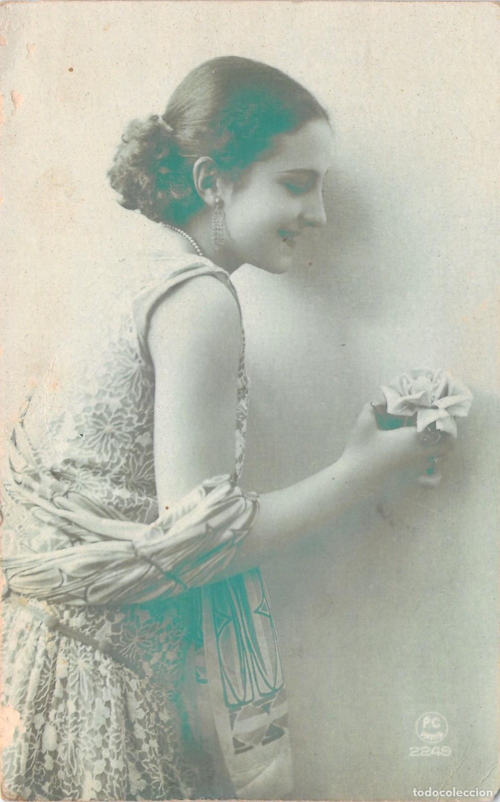 Postales: Postal de retrato de mujer con flor
