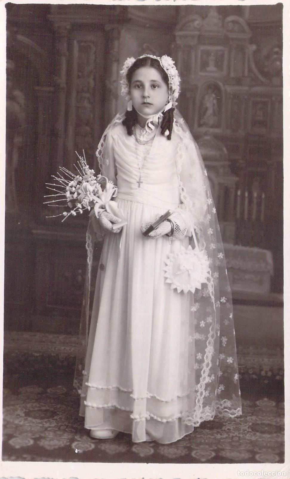 Postales: Postal de ni&ntilde;a en su primera comuni&oacute;n en Valencia