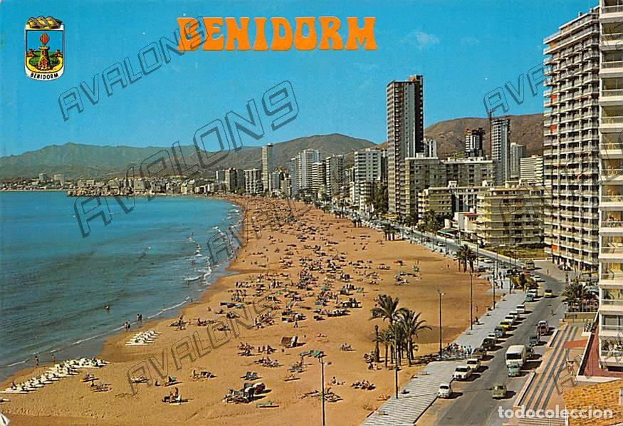 Postales: Playa de Levante en Benidorm (Alicante) - Sin circular - a&ntilde;os 70 - Con coches de la &eacute;poca