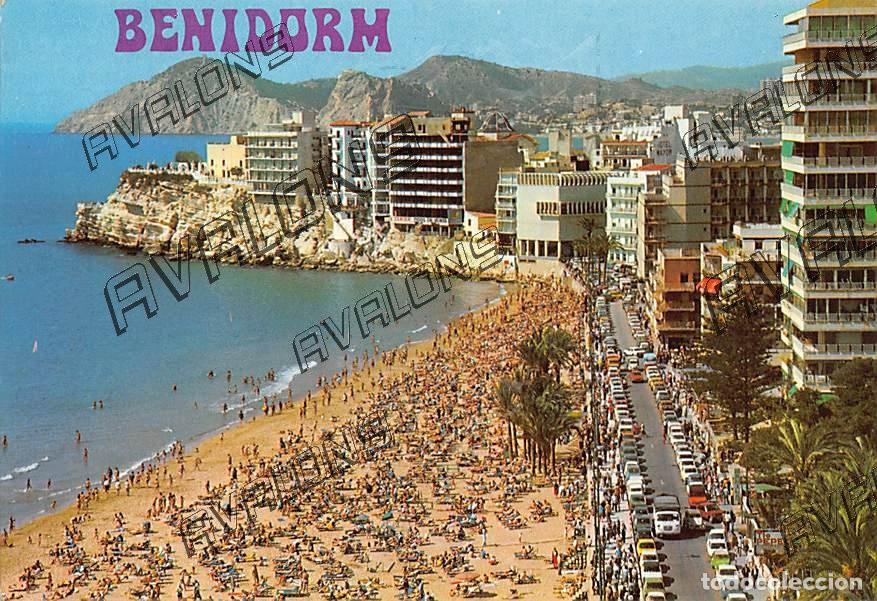 Postales: Playa de Levante de Benidorm (Alicante) - Circulada con sellos - A&ntilde;os 70. Con coches de la &eacute;poca