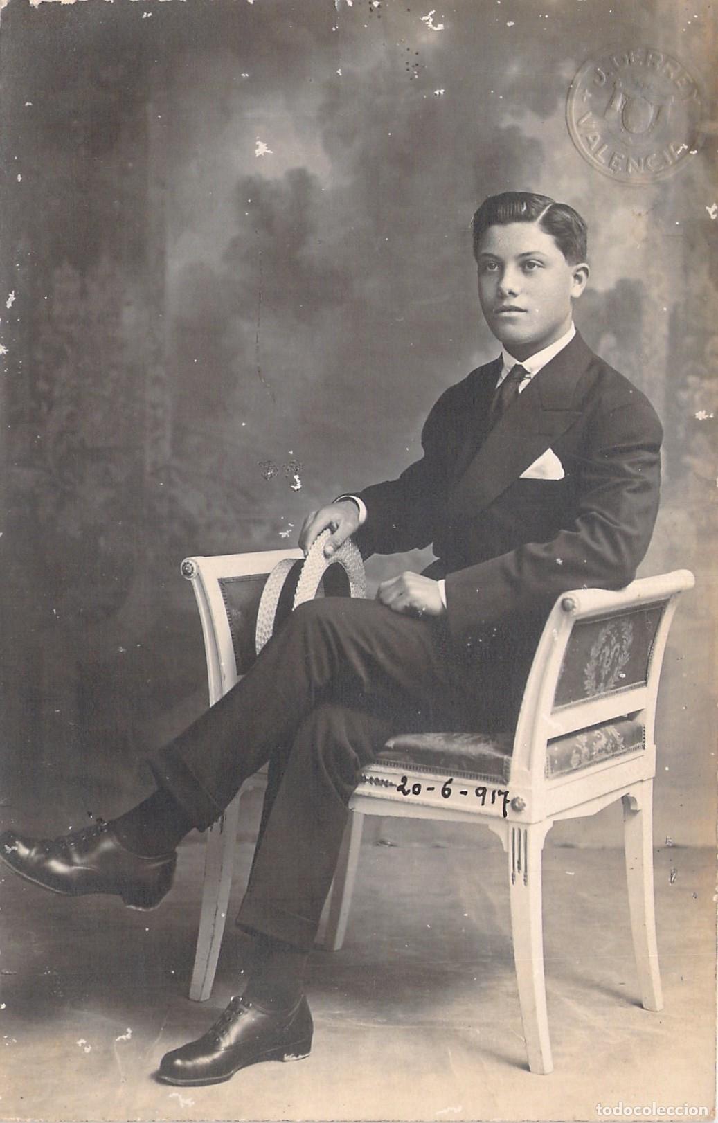 Postales: Postal Retrato de Joven sentado en estudio fotogr&aacute;fico en Valencia