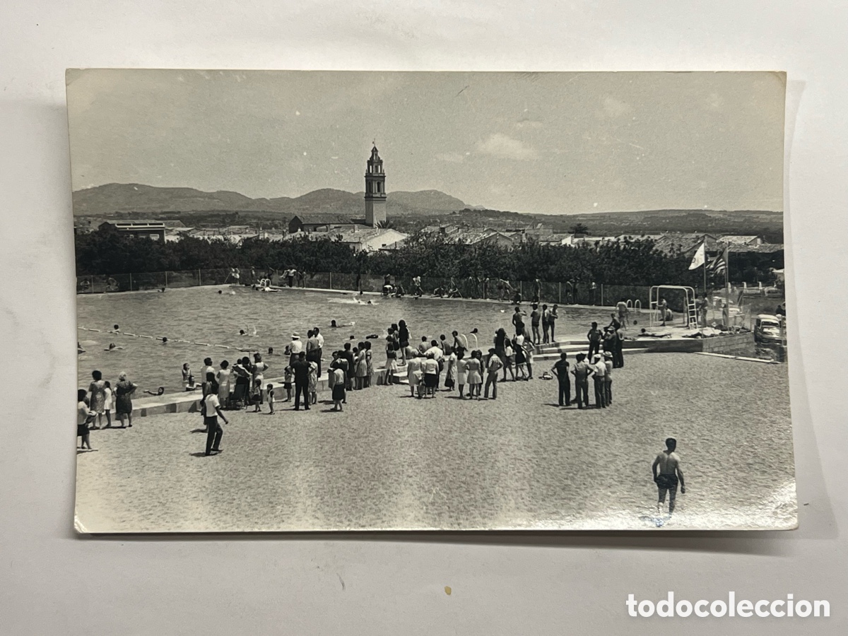 Postales: ALGIMIA DE ALFARA (Valencia) Postal animada. Vista parcial de la Piscina. Torre Campanario al fondo