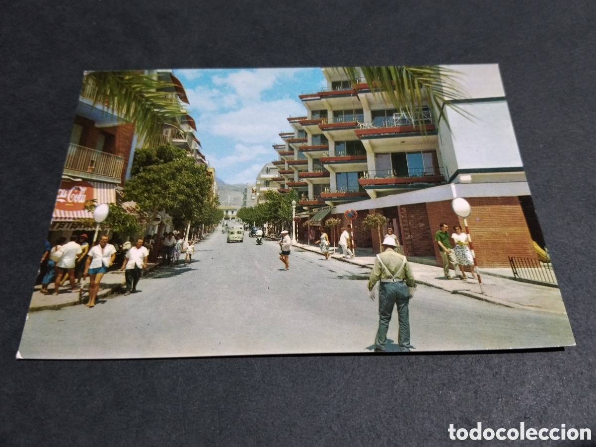 Postales: Postal Benidorm guardia urbano dirigiendo el tr&aacute;fico