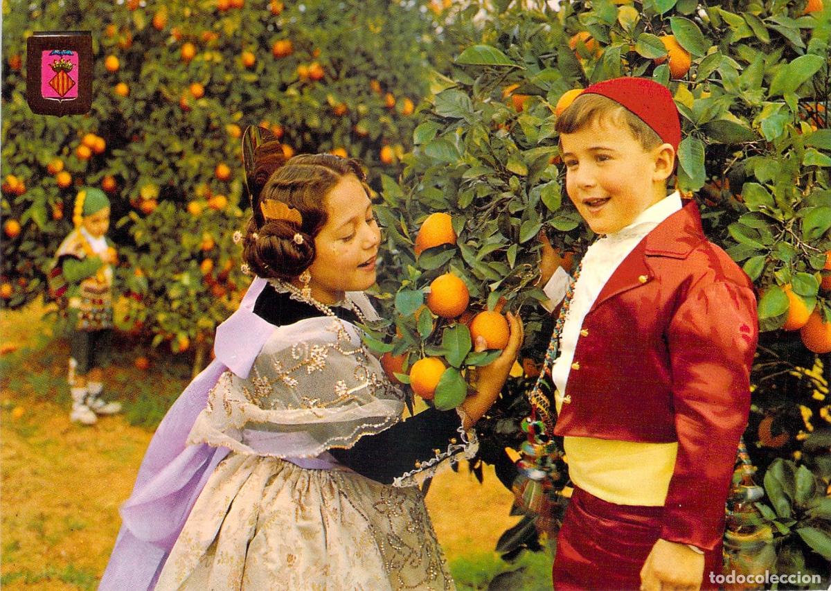 Postales: Postal de Valencia: Ni&ntilde;os con Trajes Regionales entre Naranjos