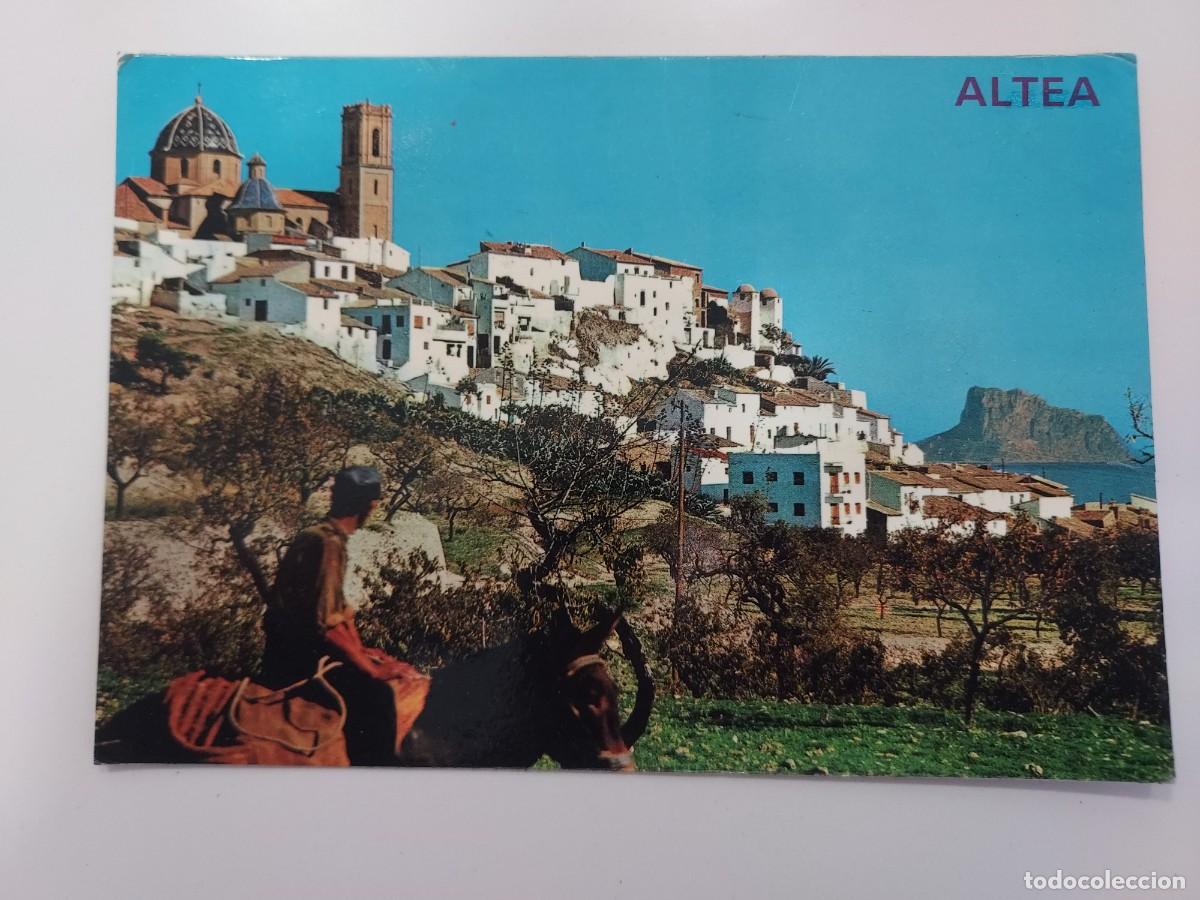 Postales: POSTAL ALTEA VISTA PINTORESCA AL FONDO PE&Ntilde;ON IFACH. 1966. CIRCULADA. ALICANTE. ANIMADA
