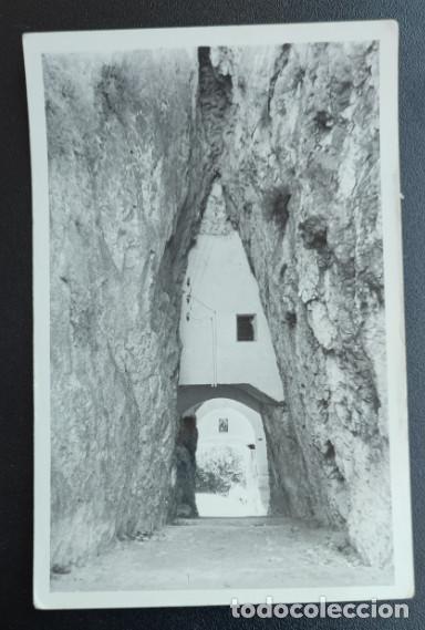 Postcards: CASTELL DE GUADALEST, ENTRADA AL PUEBLO, POSTAL ANTIGUA, 14 X 9 CM APROX.