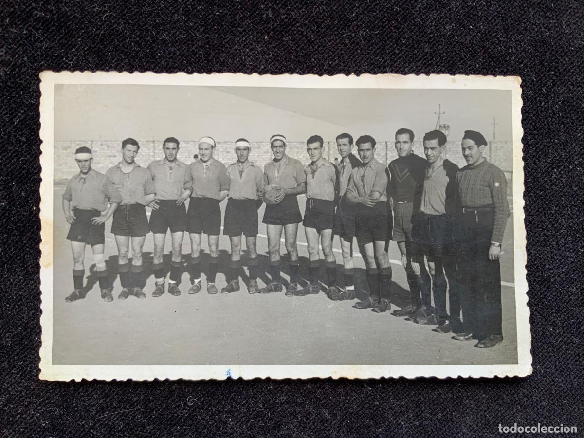 Postales: Antigua postal fotografica de utiel 9/12/1940, jugadores de futbol. Benavent, diaz, Marzal etc&hellip;