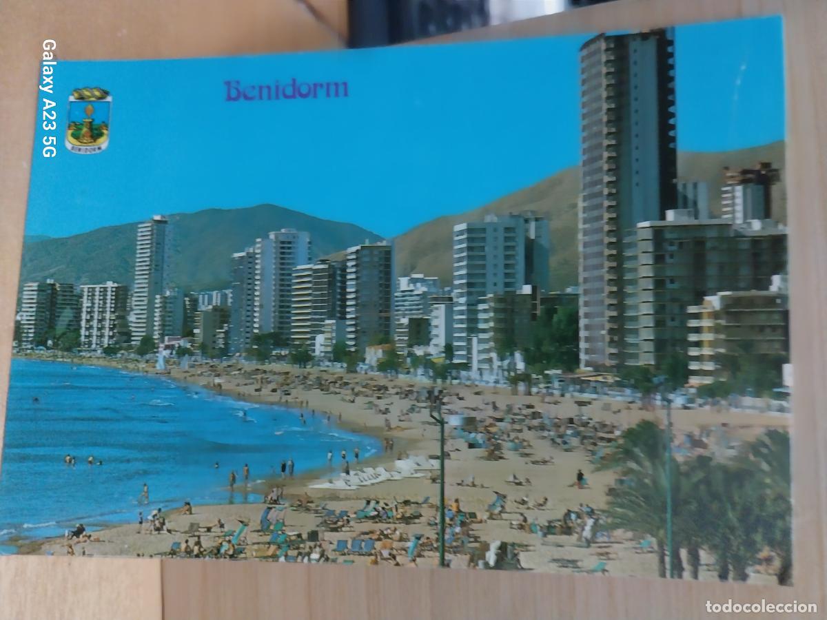 Postales: BENIDORM PLAYA LEVANTE ED HNOS GALIANA 130 CIRCULADA A&Ntilde;OS 80 ANIMADA TUMBONAS