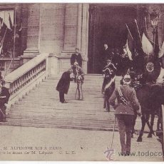 Postales: VISITA DE S. M. ALFONSO XIII A PARIS: EL REY ESTRECHA LA MANO DE M. LÉPINE (1905)