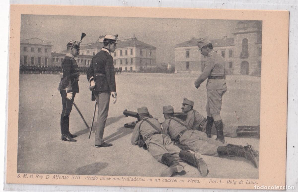 Postcards: Rey Alfonso XIII viendo ametralladoras en un cuartel en Viena. Fot L. Roig de Lluis.