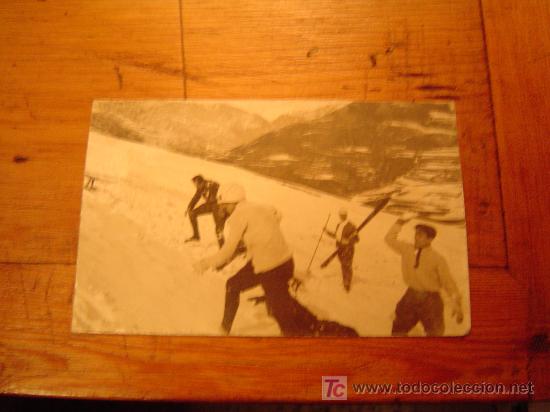 Coleccionismo deportivo: Postal antigua de gente en la nieve. - Foto 1
