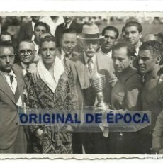 Coleccionismo deportivo: (PS-64202)POSTAL FOTOGRAFIA TRAVESIA DEL PORT 1933-FRANCESC MACIA ENTREGADO EL TROFEO AL VENCEDOR
