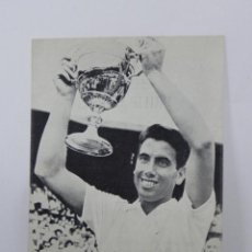 Coleccionismo deportivo: FOTOGRAFIA DE MANOLO SANTANA, CON FIRMA IMPRESA, REVERSO CON PUBLICIDAD DE PHILIP MORRIS, AÑO 1969.. Lote 238166665