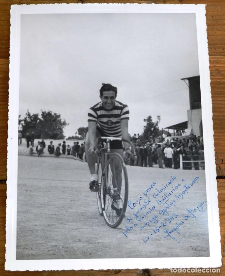 Coleccionismo deportivo: FOTOGRAFIA ORIGINAL DEL CICLISTA JOAQUIN DE SOUZA, CON DEDICATORIA Y FIRMA MANUSCRITA EN 1943, MIDE - Foto 1 - 297088743