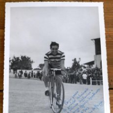 Coleccionismo deportivo: FOTOGRAFIA ORIGINAL DEL CICLISTA JOAQUIN DE SOUZA, CON DEDICATORIA Y FIRMA MANUSCRITA EN 1943, MIDE. Lote 297088743