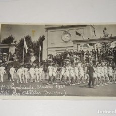 Coleccionismo deportivo: POSTAL ORIGINAL 7ª OLIMPIADA AMBERES 1920 - DIFILÉ DES ATHLETES SUISSE - 14X9CM, BUEN ESTADO