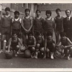 Coleccionismo deportivo: BALONCESTO - ANTIGUA FOTOGRAFÍA DE EQUIPO JUVENIL DE BALONCESTO A IDENTIFICAR - 17.02.1975 -127X88MM