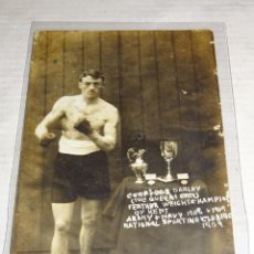 Coleccionismo deportivo: POSTAL FOTOGRÁFICA - BOXEO - DARLEY THE QUEENS OWN - 1909 - SEÑALES DE USO NORMALES