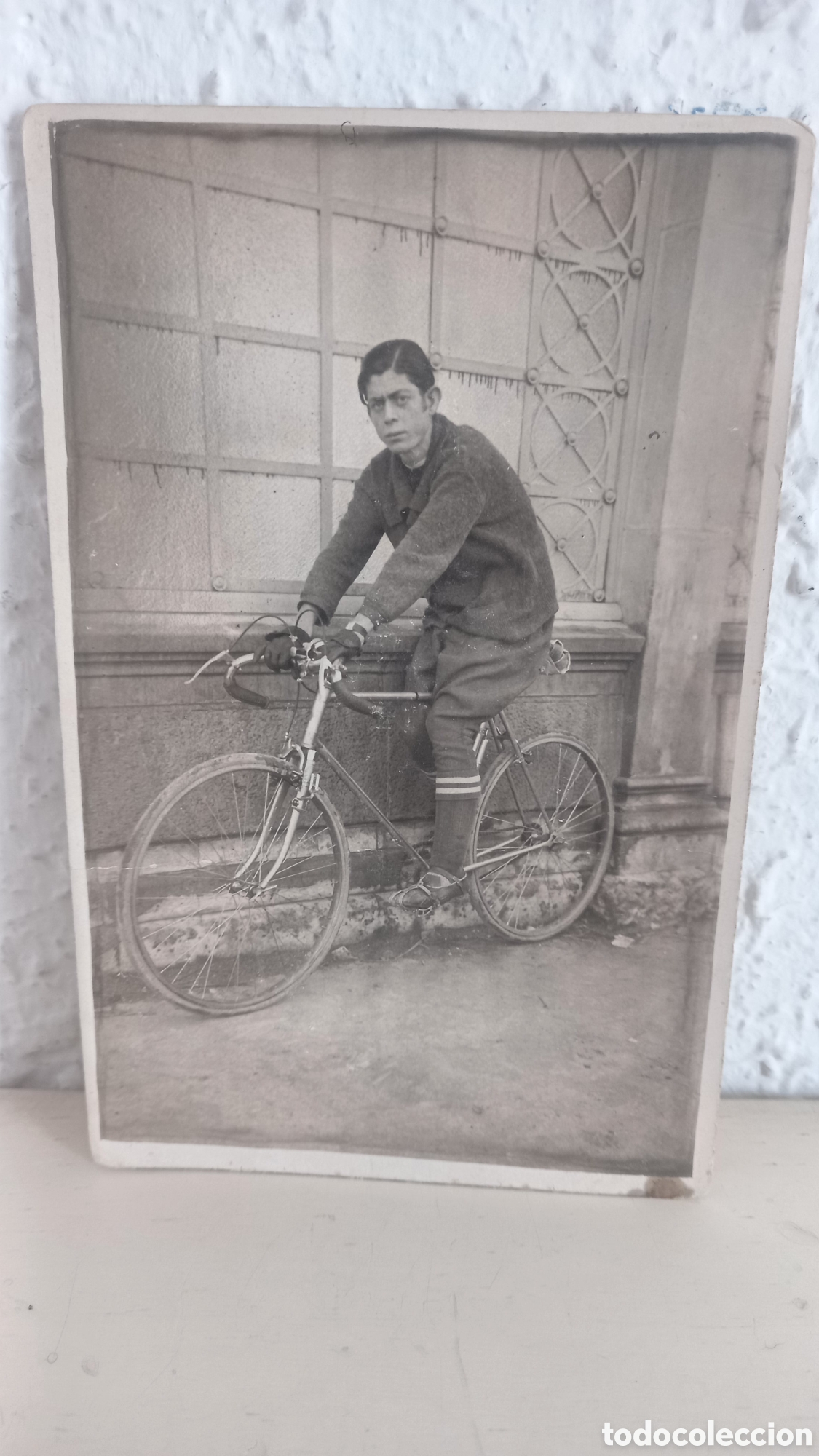 Coleccionismo deportivo: Antigua postal fotogr&aacute;fica de ciclista posando con su bicicleta. A&ntilde;os 1920s