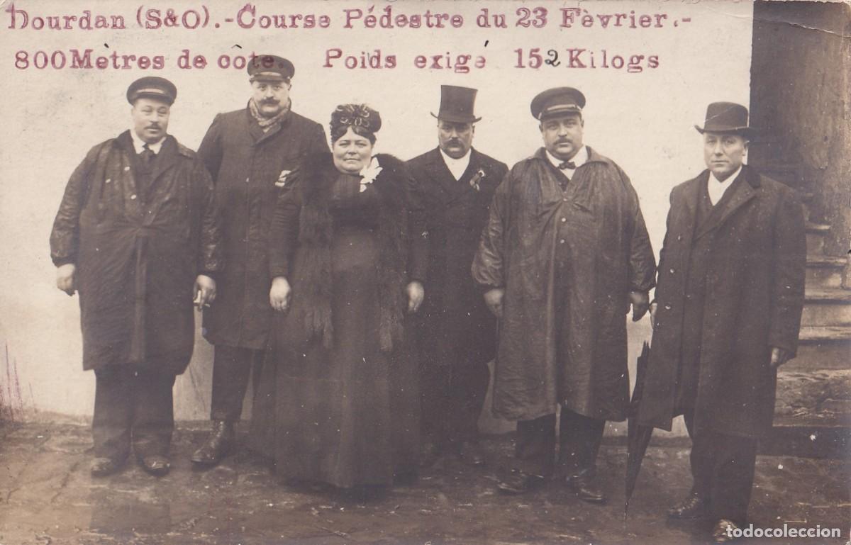 Coleccionismo deportivo: Postal fotogr&aacute;fica Dourdan, Carrera a pie 800 metros, peso m&iacute;nimo requerido 152 kg. Participantes.
