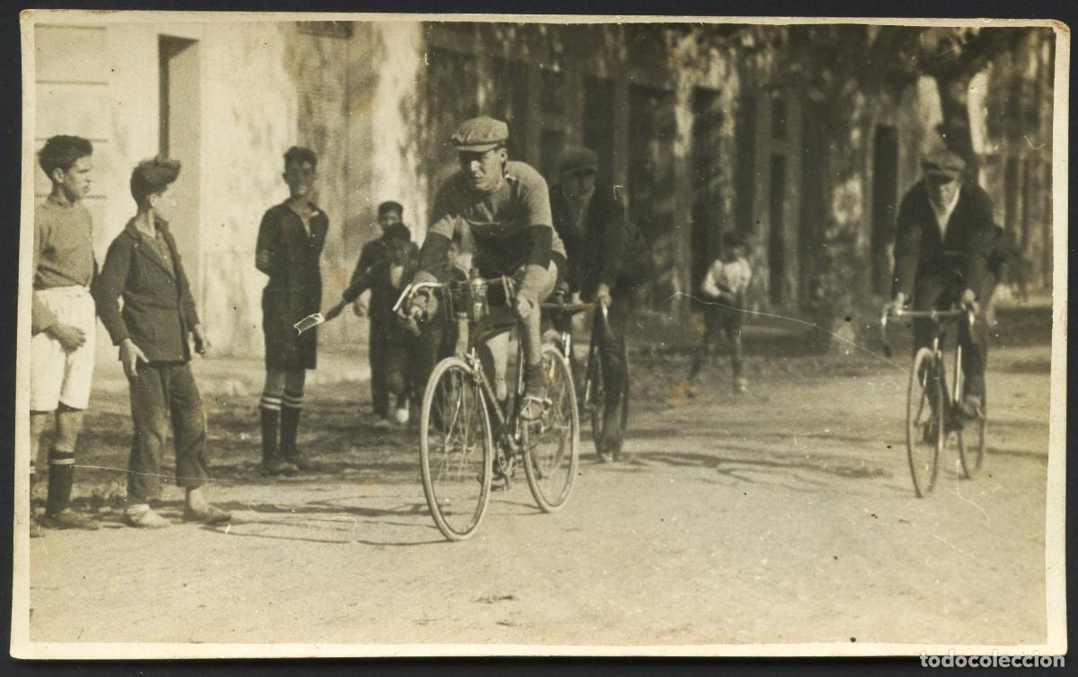 Sports collectibles: TARJETA POSTAL FOTOGR&Aacute;FICA, SPORT CICLISTA CATAL&Agrave;, JOS&Eacute; ROCA PLENA CARRERA, 1928
