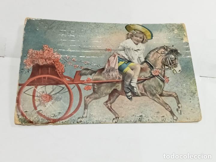 Postkarten: TARJETA POSTAL. IMAGEN DE NI&Ntilde;O MONTADO EN CARRO DE CABALLO DE JUGUETE PORTANDO FLORES