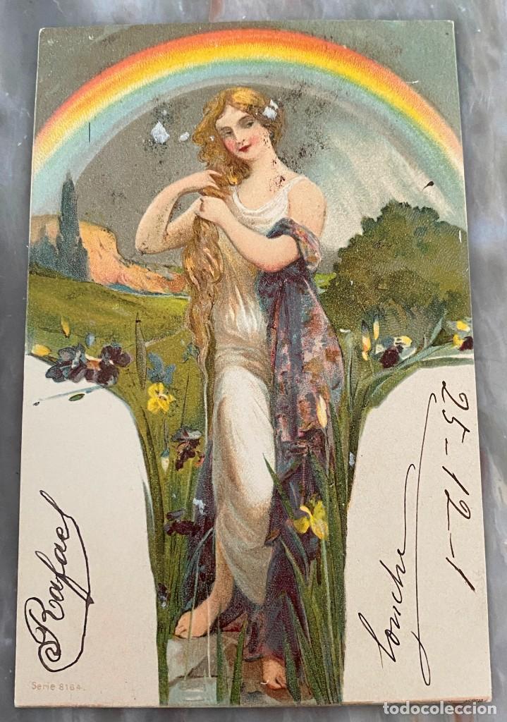 Postales: ART NOUVEAU, MUJER HACIENDOSE UNA COLETA EN EL PELO, ARCO IRIS, SERIE 8164, CIRCULADA EN 1901, CON S