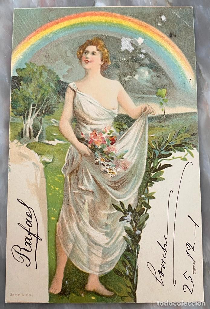 Postales: ART NOUVEAU, MUJER HACIENDOSE UNA COLETA EN EL PELO, ARCO IRIS, SERIE 8164, CIRCULADA EN 1901, CON S