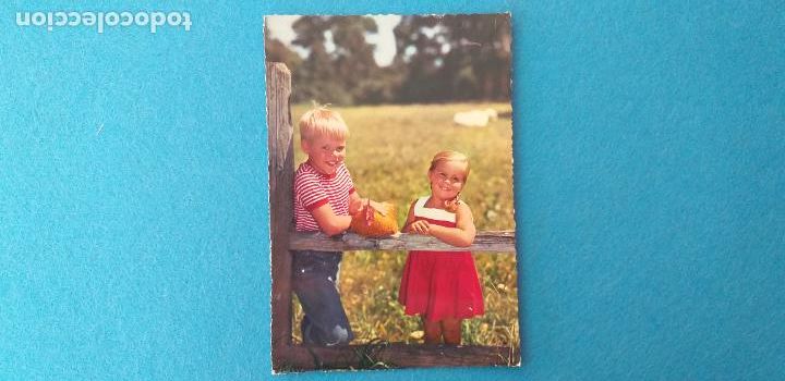Cartoline: Foto postal. Ni&ntilde;os en el campo. Impreso en Espa&ntilde;a. Dedicada.