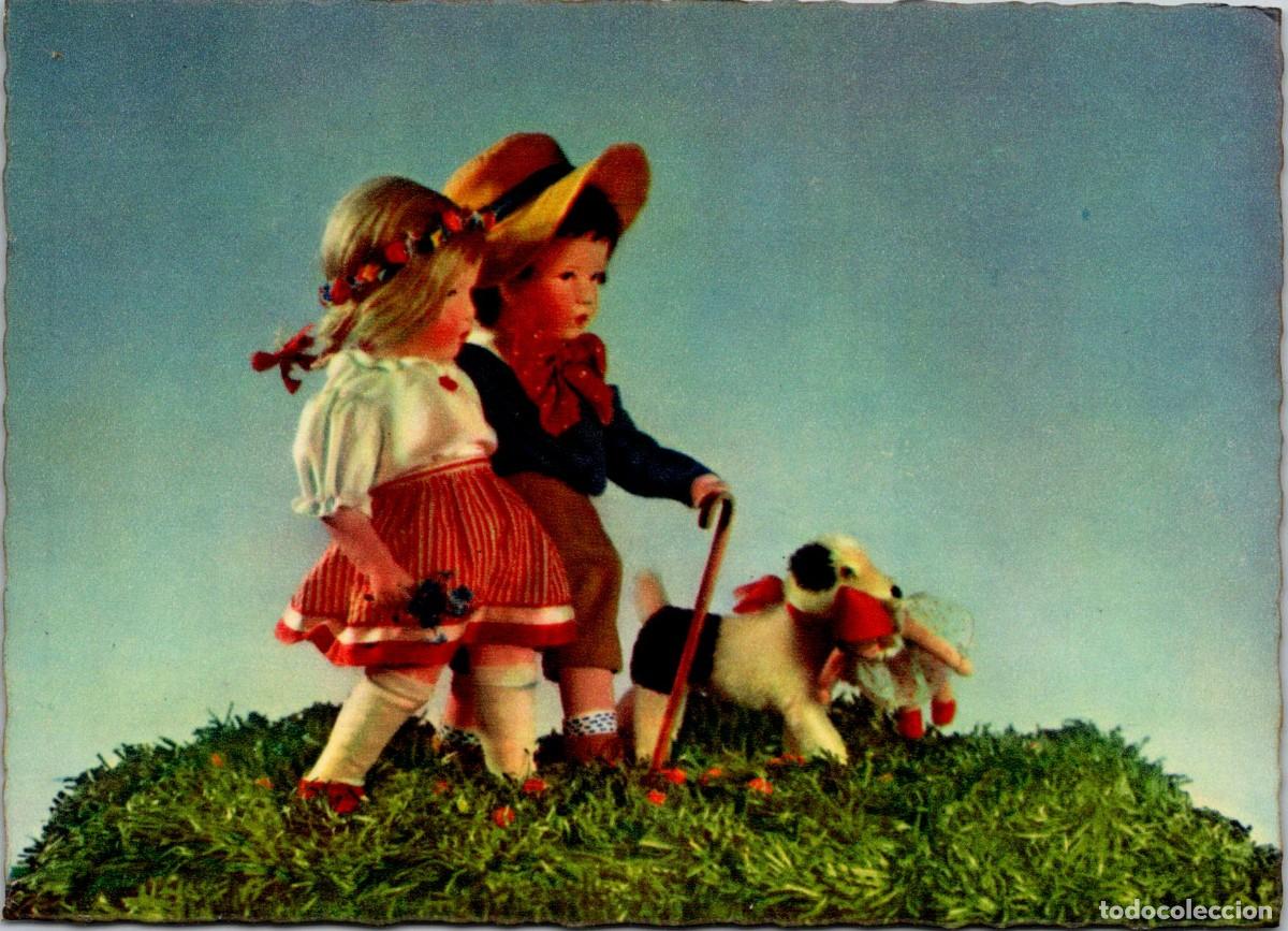 Postais: Pareja de Mu&ntilde;ecos Enamorados Paseando Perro con Mu&ntilde;eco - Postal Alemana - DMB 250/7 - 148x106mm