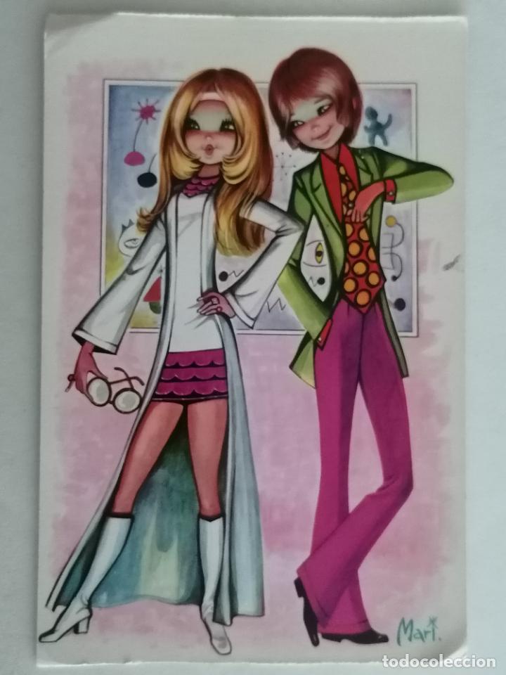 Postkarten: POSTAL DIBUJO JOVENES VESTIDOS DE BOUTIQUE