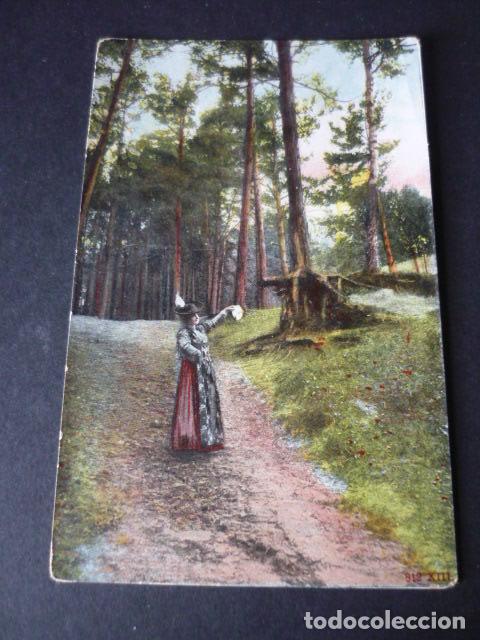 Postcards: MUJER EN PAISAJE POSTAL