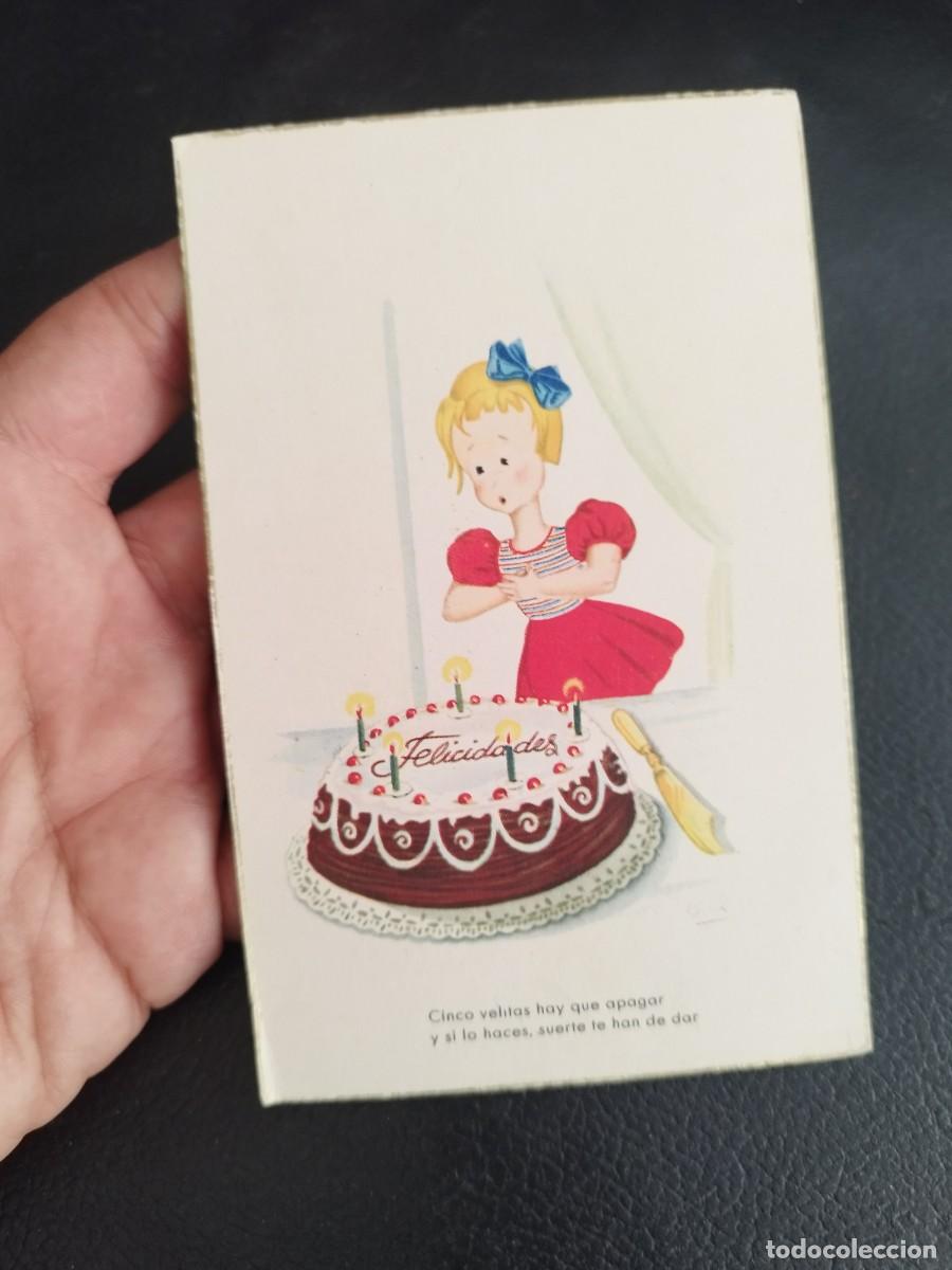 Postales: Tarjeta postal de ni&ntilde;a con un lazo azul y un pastel de chocolate. Felicitaci&oacute;n a&ntilde;os 50.