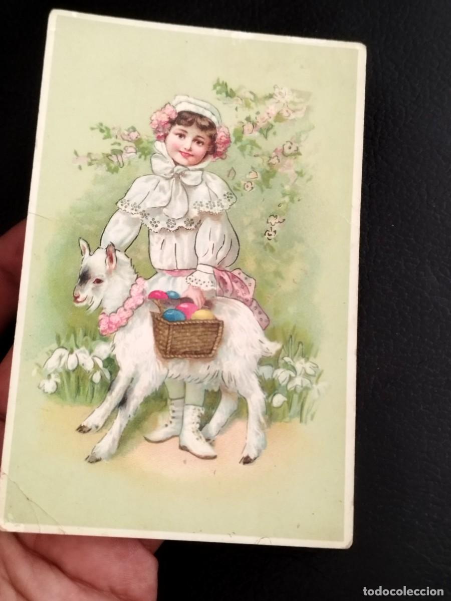 Postales: Antigua tarjeta postal de pascua. cabra blanca que lleva una cesta de huevos coloreados.