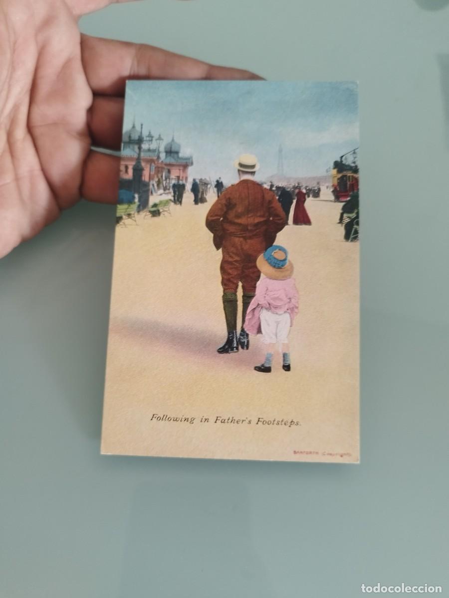 Postales: Antigua Tarjeta postal de Bamforth titulada &rdquo;Following in Father's Footsteps&rdquo;.