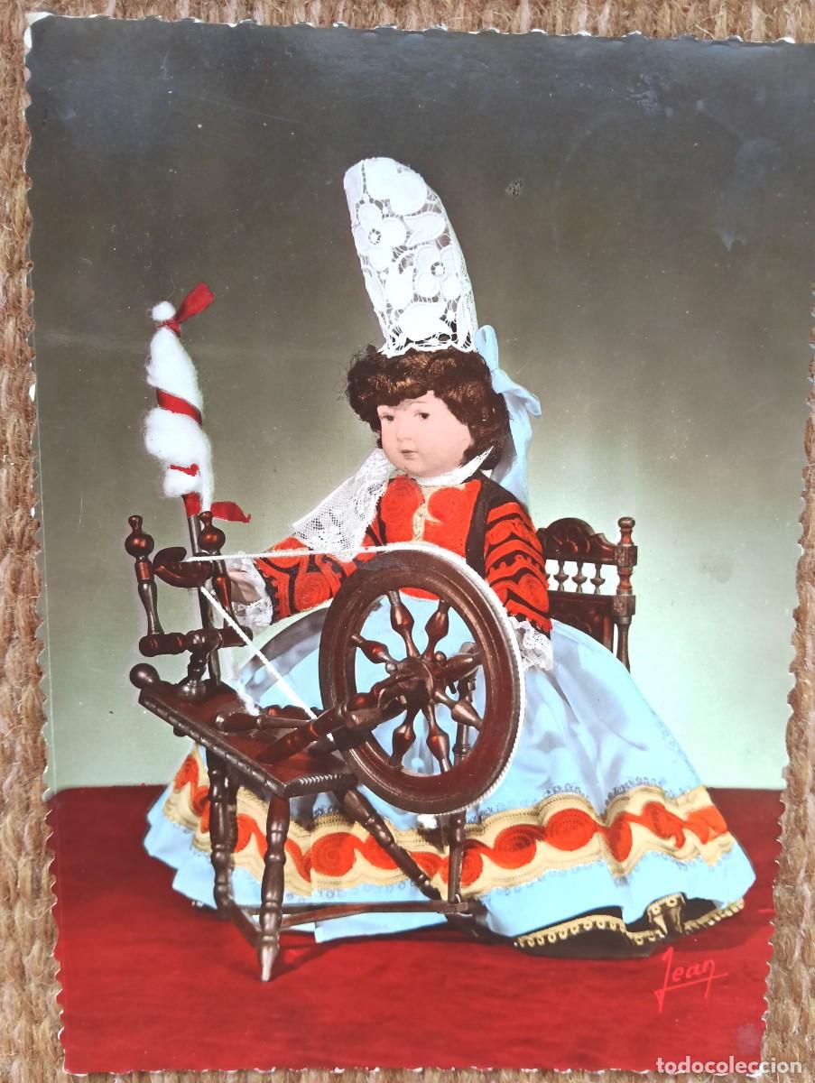 Postales: MU&Ntilde;ECA HILANDERA BRETONA EN LA RUECA