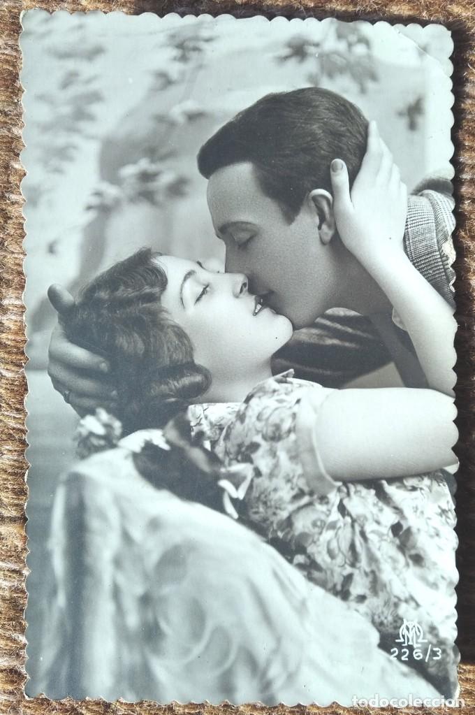 Postales: PAREJA BESANDOSE - Foto 1