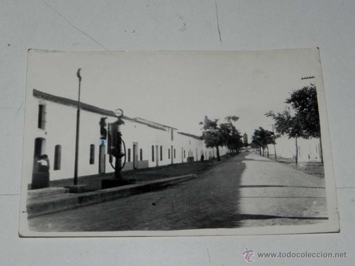 Postcards: ANTIGUA FOTO POSTAL DE UNA CALLE Y SURTIDOR DE GASOLINA, DE PUEBLO NO LOCALIZADO, DEBE SER DE CASTIL