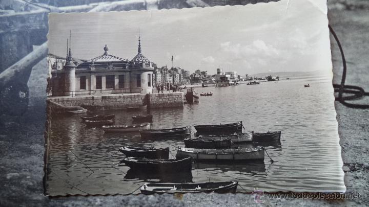 Cartes Postales: POSTAL DE SANT ANDER.  DESEMBARCADERO. AL FONDO CLUB MARITIMO. A&Ntilde;OS 50. CIRCULADA.