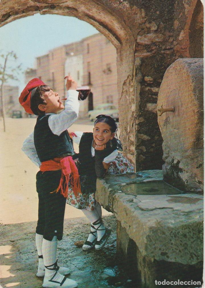 Postais: (031) FOLKLORE. PAREJA TIPICA CATALANA. ESBART SANT JULIA. NI&Ntilde;O BEBIENDO EN PORRON