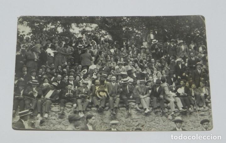 Cartoline: FOTO POSTAL DE PUBLICO DE UNA CORRIDA DE TOROS, POSIBLEMENTE DE ALGUN PUEBLO DE MADRID O SEGOVIA, NO